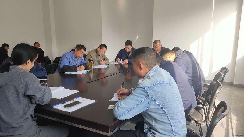 在寻找会计培训老师时，首先要关注其资质认证。会计培训老师通常需要具备以下资质：